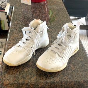 Basketball sneakers 38